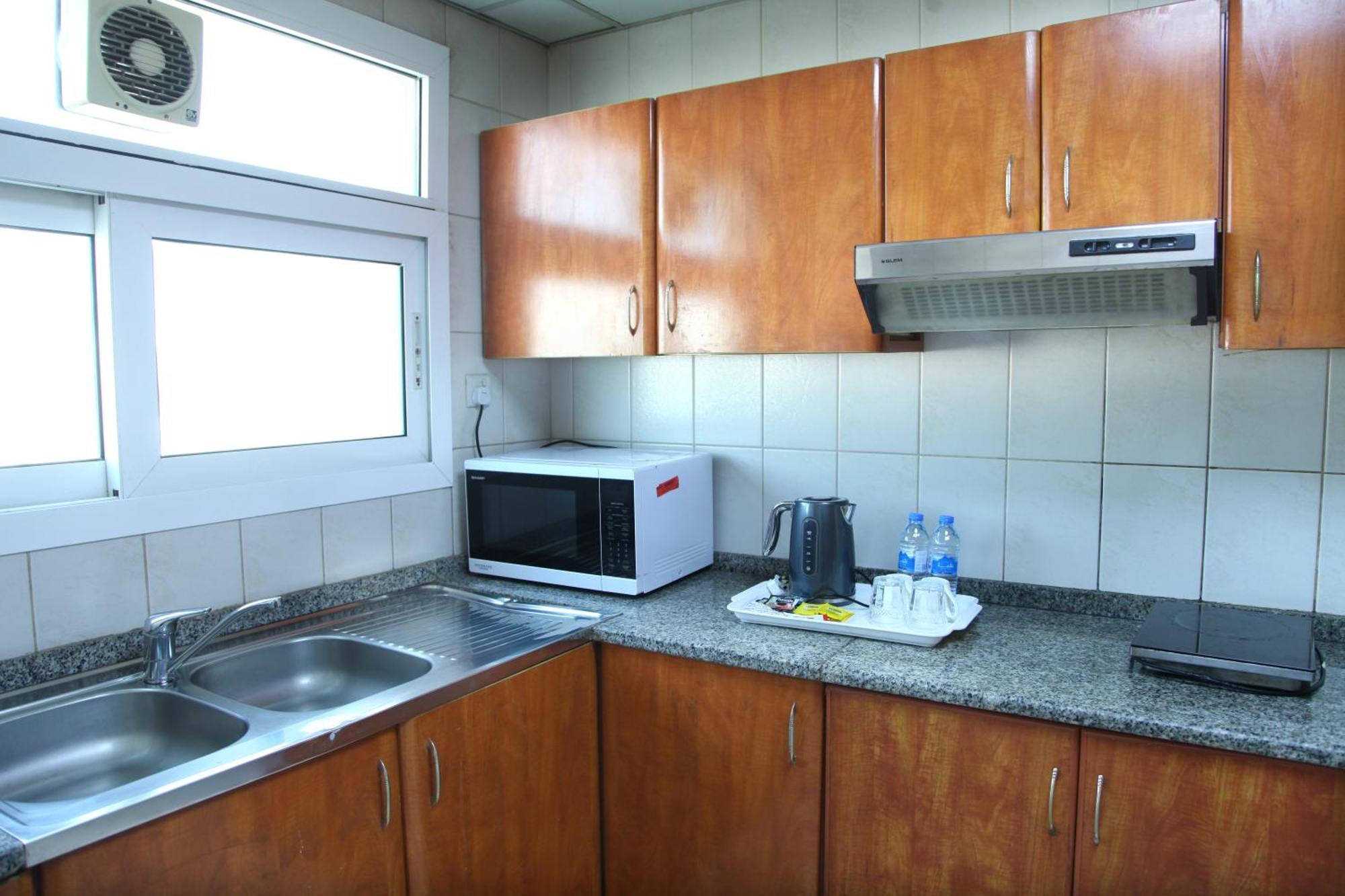 Ruwi Hotel Apartments, Шарджа Екстериор снимка