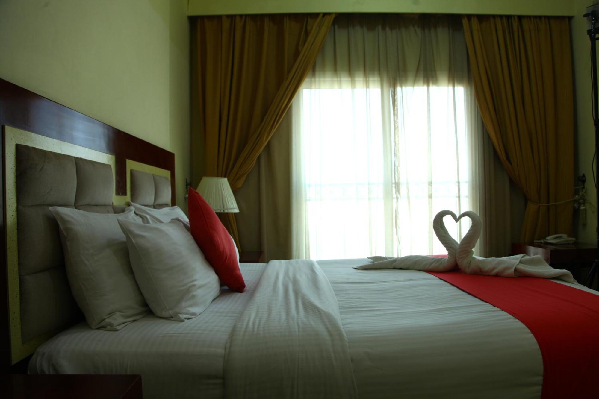 Ruwi Hotel Apartments, Шарджа Екстериор снимка